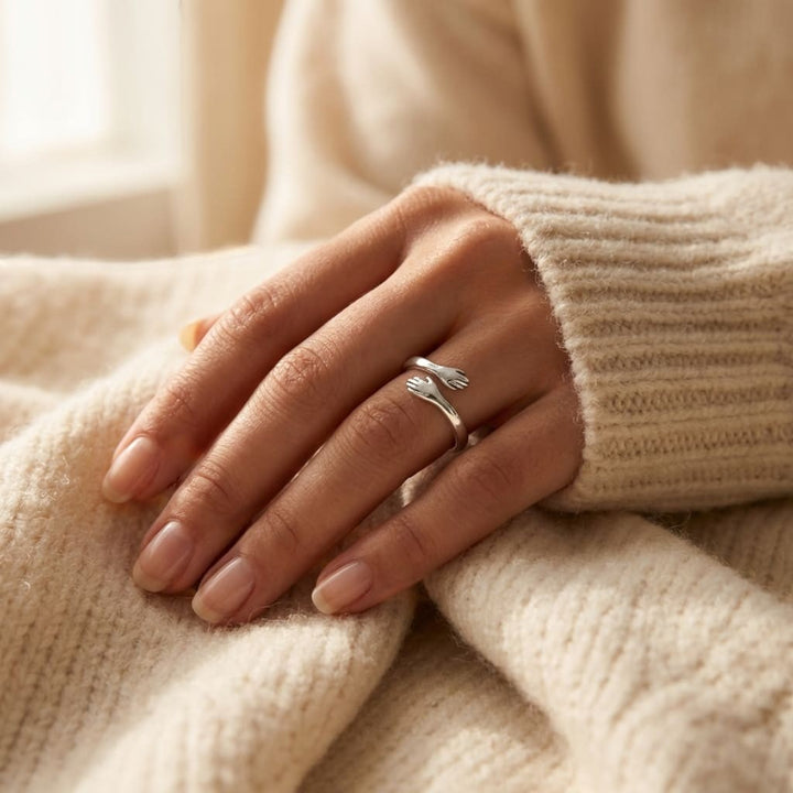 HUG HANDS RING