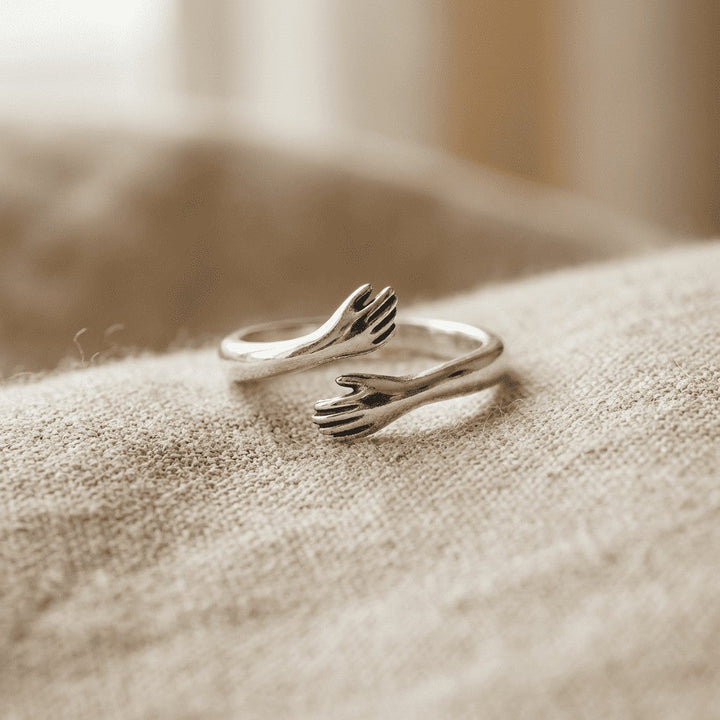 HUG HANDS RING