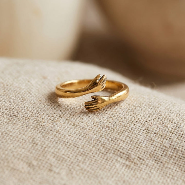 HUG HANDS RING