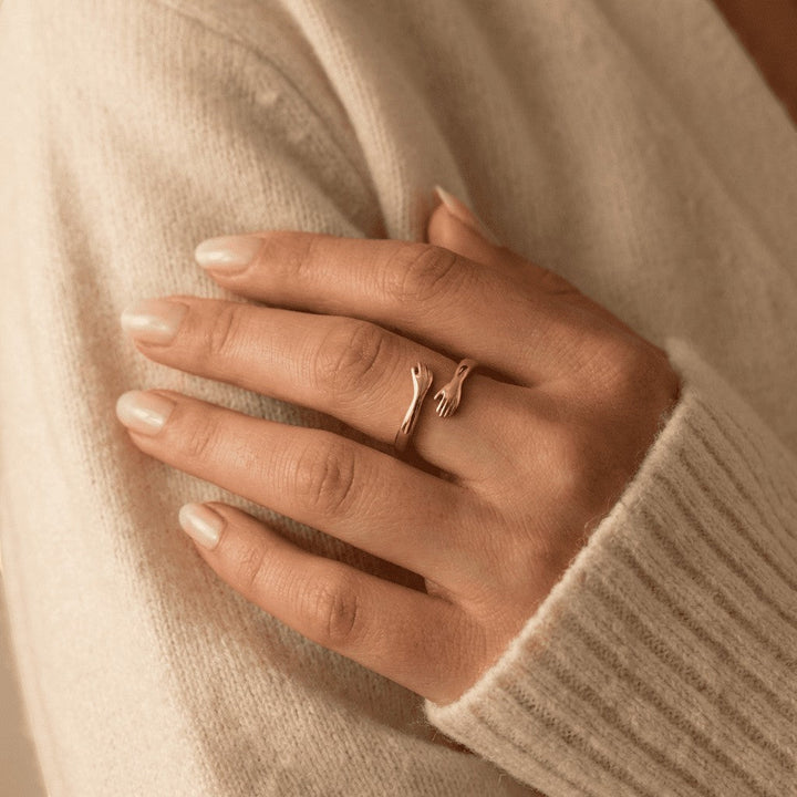 HUG HANDS RING